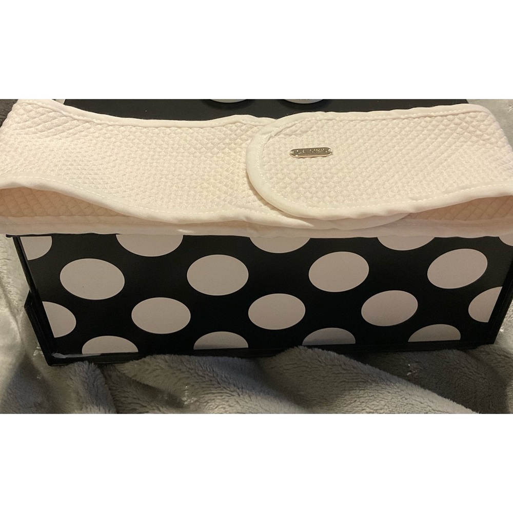 La Mer headband with silver La Mer logo